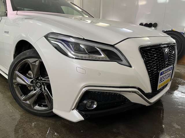 スピンドルグリルが特徴的な一台ですッ！ツヤツヤ・光沢のあるボディ、是非一度その目でお確かめ下さいッ！