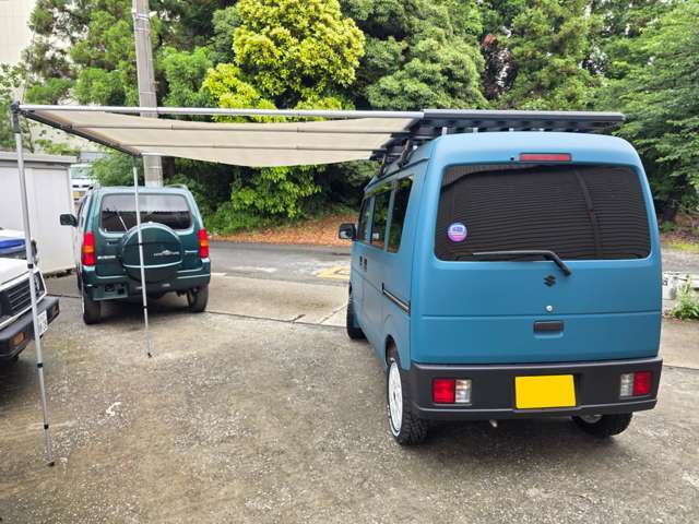 これも巷で話題のFull funzのサイトタープ内臓のルーフキャリアを装備。車中泊、ソロキャンプにはとっても便利機能が搭載されています
