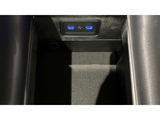 ドアハンドルには握りやすいグリップ形状が採用されています。万一の事故の際など、車内に残された乗員を救出する為、外部からドアを開けやすいようになっています。