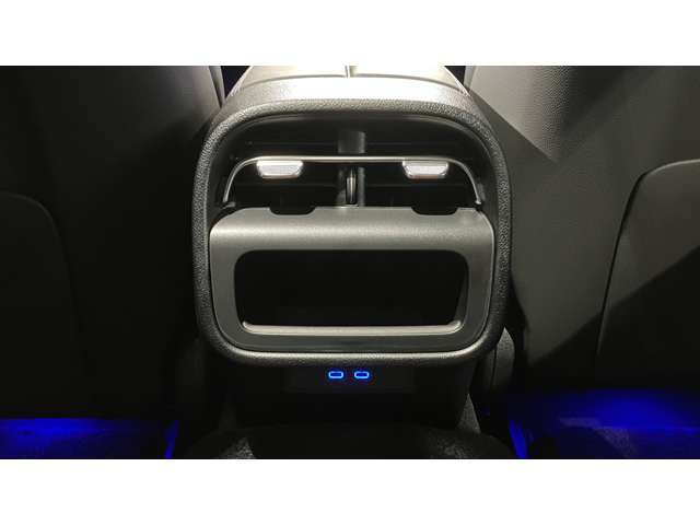輸入車、国産車を問わず、現在お乗りのお車を下取りさせて頂きます。お車の車種やボディカラー、オプション装備などをご連絡頂けましたら、おおよその額を提示させて頂きますので、お気軽にお申し付け下さいませ。