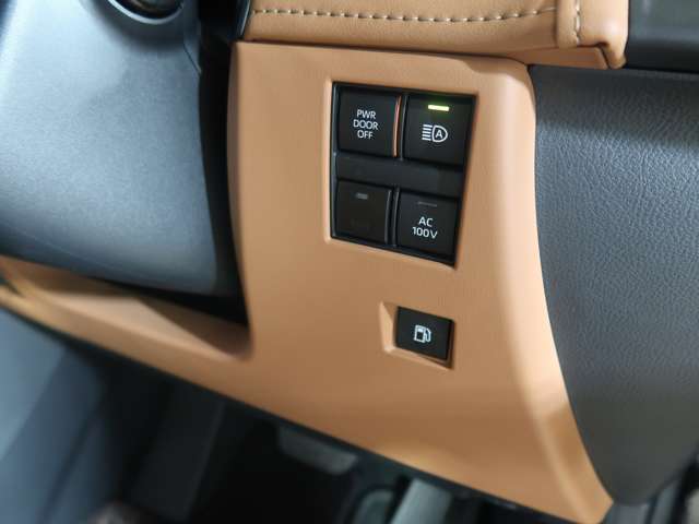 当社専門業者が納車前クリーニングしておりますので内装もとても綺麗な状態でお渡ししております。もちろんシート、足元、パネル関係、天井とお客様にお喜びいただけますよう心を込めて磨いています！！