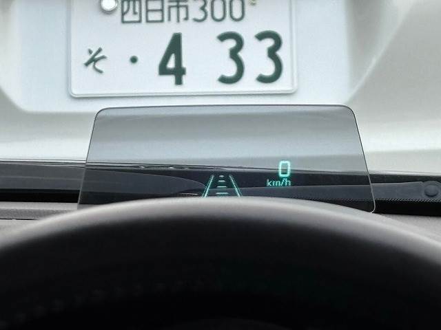 【ヘッドアップディスプレイ（HUD）】を装備しております。スピードメーターやクルーズコントロールなどの作動状況が視線をなるべく落とさずに確認できます。