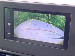 【バックカメラ】駐車時に後方がリアルタイム映像で確認できます。大型商業施設や立体駐車場での駐車時や、夜間のバック時に大活躍！運転スキルに関わらず、今や必須となった装備のひとつです！