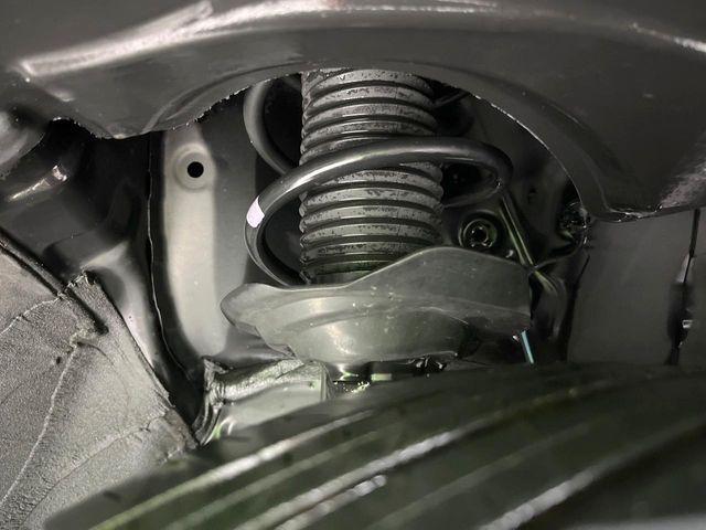 お車を安心してお乗りいただく為には、足回りの定期点検が欠かせません。サービスサポート（有償保証）では無料点検もご提供しており、安心のカーライフをお過ごしいただけるサポート体制が整っています。