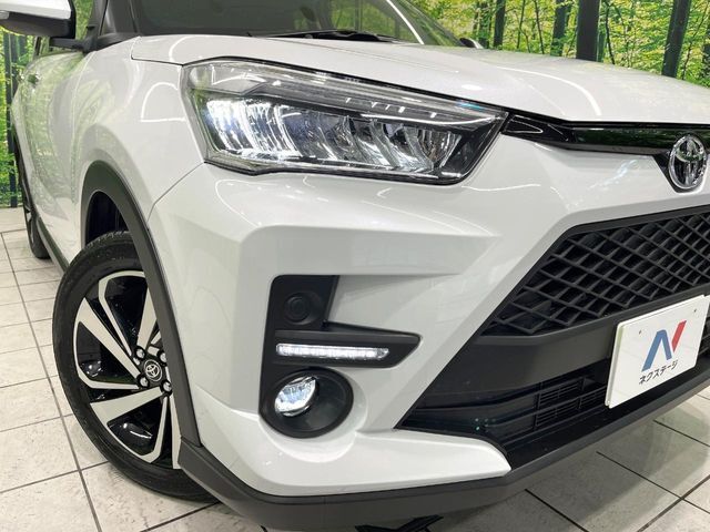 【LEDヘッドライト】悪天候や夜間走行時も良好な視界を確保し安心して運転できる高輝度LEDヘッドライトを装備！点灯速度が早く、消費電力も抑えられています。