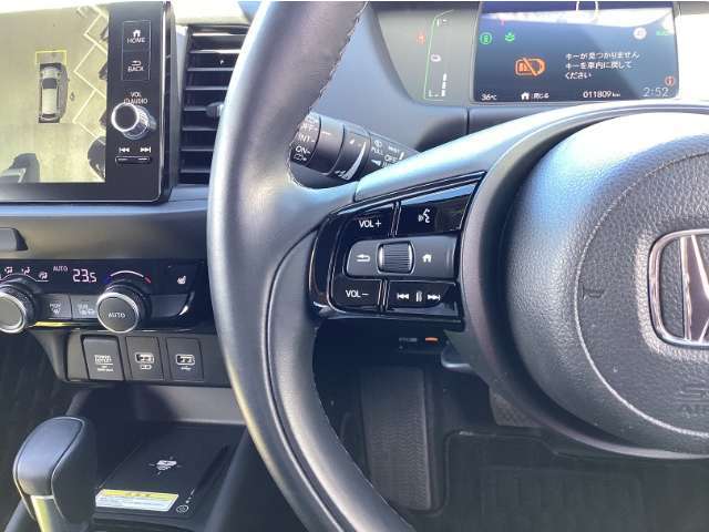 便利なステアリングスイッチも装備！運転中のオーディオ操作も安心です☆彡