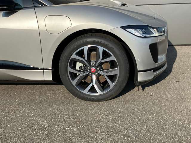 20インチ　ジャガー純正アルミホイール装着です　ご要望いただけば様々なオプションホイールとも交換可能です（有料の場合もあります）