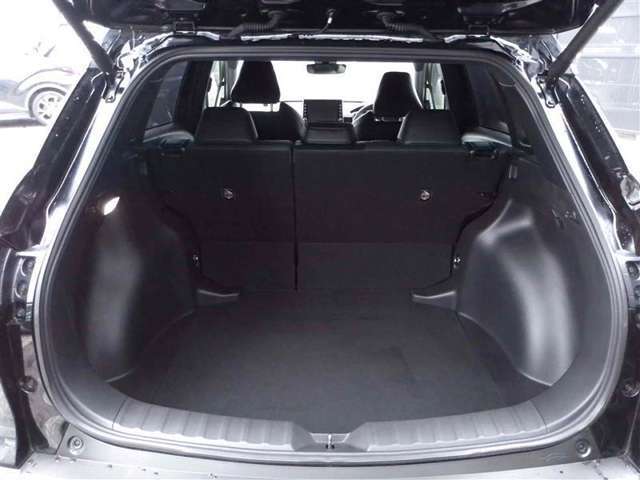 収納スペースは荷物の大きさにより、後部座席の背もたれをとすことで多彩な用途に対応ができます