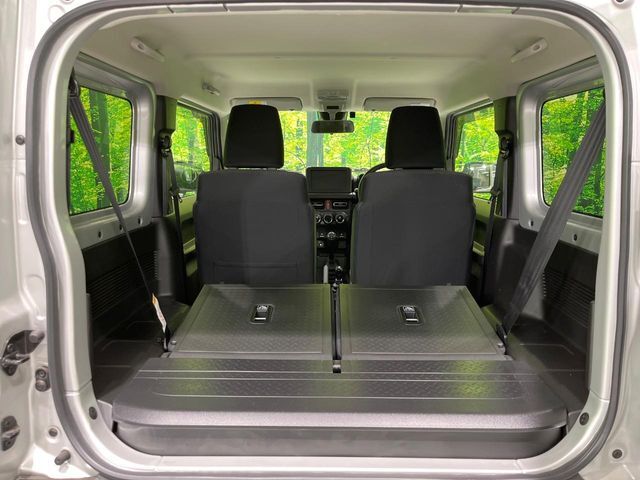 普段のお買い物や通勤、送迎等に十分な荷室スペースを確保しております。セカンドシートを倒すと、大きな荷物の積載も可能です♪