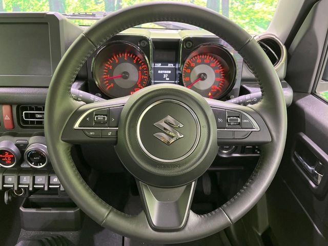 インテリアに合わせたデザインのステアリングは、運転される方のことも考え、運転しやすい形状、大きさです。是非一度、実際に触ってお確かめください。