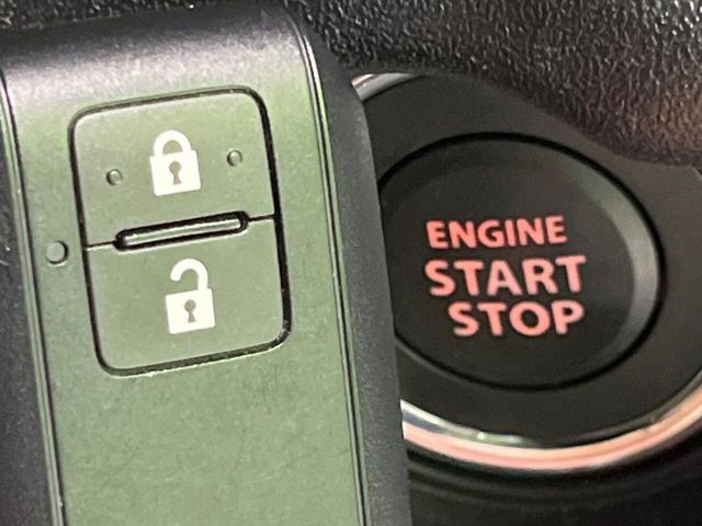 【キーレススタートシステム】カバンやポケットに入れたままでもドアの施錠・解錠が可能なスマートキーを装備。エンジンのオン・オフ時もカギを取り出す必要が無いからとっても便利です♪