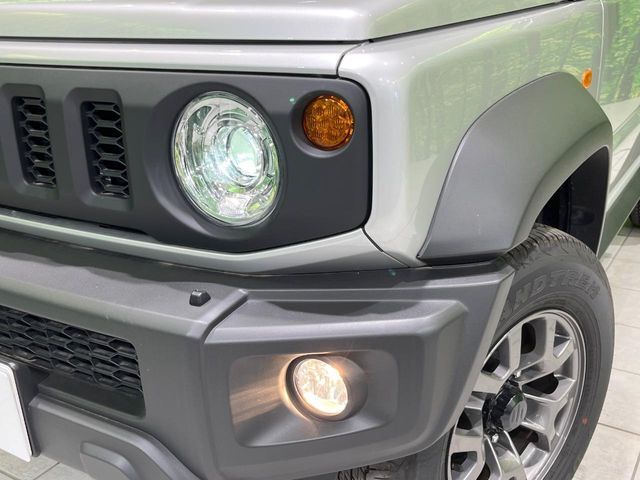 【LEDヘッドライト】悪天候や夜間走行時も良好な視界を確保し安心して運転できる高輝度LEDヘッドライトを装備！点灯速度が早く、消費電力も抑えられています。