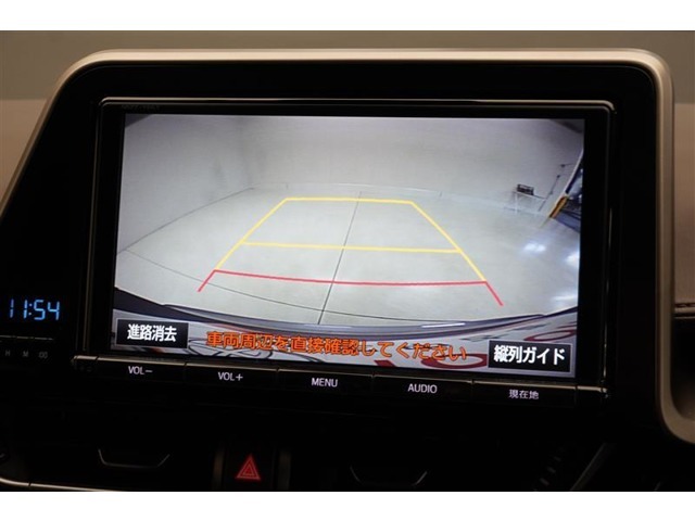 【バックモニター】 バックモニターがあれば車庫入れ時など、後ろが確認できて安心です。運転に自信がない方にはおすすめの装備です。ただし、バック時目視での確認も忘れずに。
