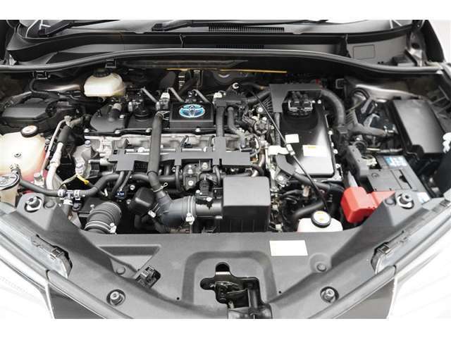 【エンジンルーム】 エンジンルームの樹脂部分は丁寧に磨いてツヤをだしています。当社の中古車のエンジンルームクリーニングはとても自信があります★