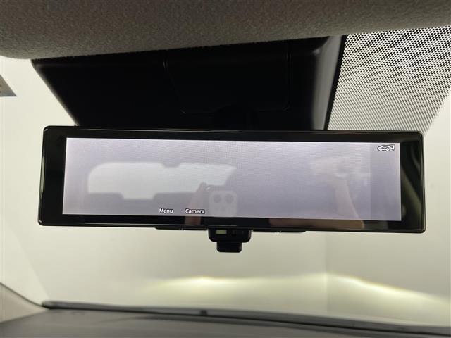 【デジタルインナーミラー】車両後方カメラの映像をミラーに映すことが出来ます。 そのため、後席に人や荷物があって後方が見えづらい場合でもしっかり視界を確保することが出来ます。