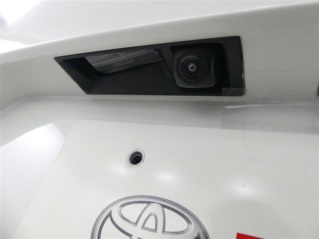 バックカメラが付いているので後方確認が非常にしやすいです。今や運転初心者も熟練者も必須装備！ついていて損はないですね♪