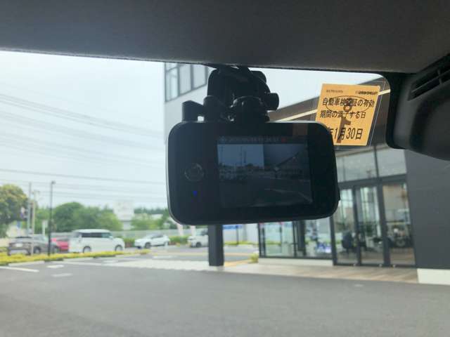 こちらドライブレコーダーの写真になります。昨今、車に必須な装備になってます！万が一があったときにしっかり記録されていると安心です。駐車監視機能がついている機種もありますので、盗難防止にも一役買ってます