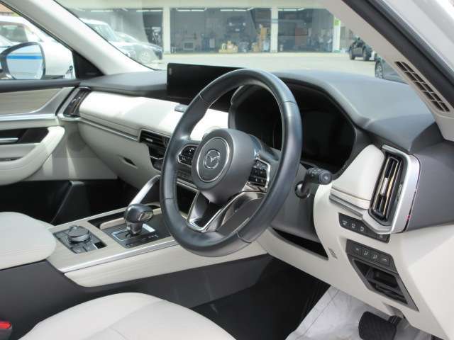 世界で信頼と評価を重ねるマツダ車！オープンかつ上質感あふれるショールーム空間で、納得のお車選びをして頂けます。新車・中古車どちらも販売しています。初めての方でもお気軽にご相談下さい♪