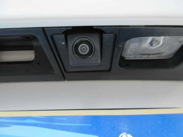 後方の安全確認や車庫入れなどにはやっぱりバックカメラが必要ですよね！車の大小に関わらず後方は非常に死角になりやすい場所です！この装備で安全確認もばっちりです！！