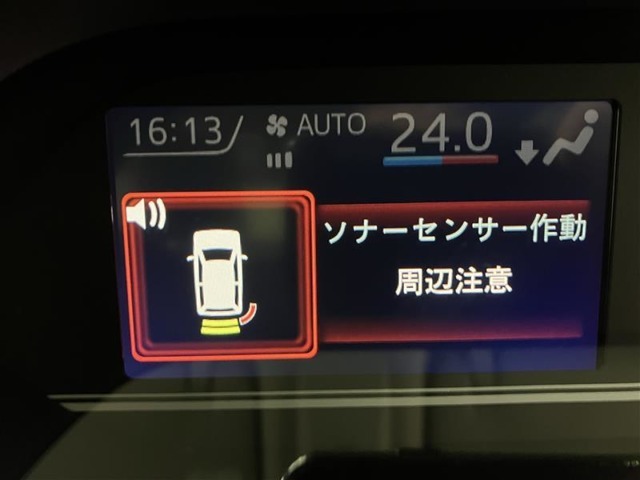 コーナーセンサーを車の前後に装備。障害物までの距離に応じて警告音を変えてお知らせ。縦列駐車時や駐車場・車庫などでの取り回しをサポートします。詳細は販売店スタッフまでおたずねください。