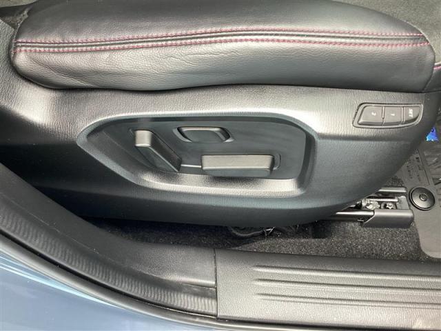 ドライビングポジションメモリー機能が付いたパワーシート。運転する方に合わせたポジショニングを得られます。
