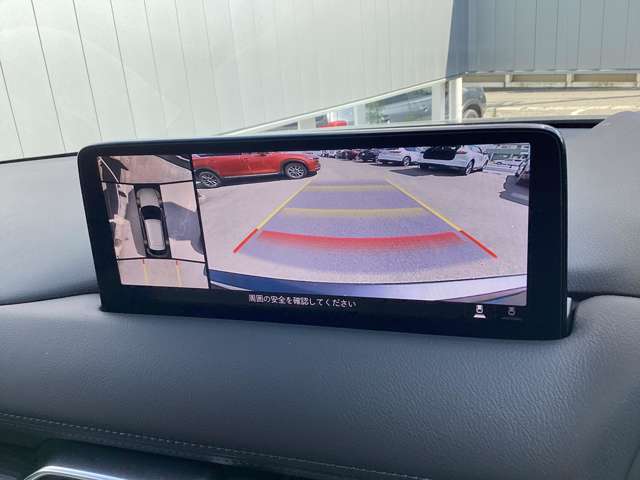 【360°ビューモニター】　　とても分かりやすい、クルマの上から見下ろしたような映像で、駐車サポートをしてくれます。