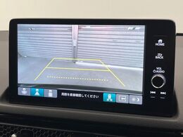 【バックカメラ】駐車時に後方がリアルタイム映像で確認できます。大型商業施設や立体駐車場での駐車時や、夜間のバック時に大活躍！運転スキルに関わらず、今や必須となった装備のひとつです！