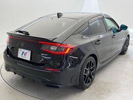 【リヤスポイラー】スポーツカーらしさがグッと引き立つリヤスポイラーを装着♪高速走行時のスタビリティ（走行安定性）向上に役立ちます。