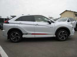 流れるようなボディライン！街中も郊外も色々な景色に映えるクルマですね♪