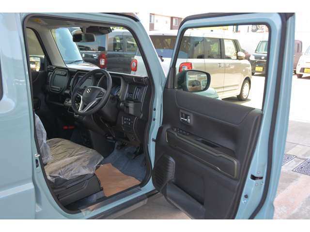 運転席の足元もゆったり＾＾快適です♪　https：//carscafe-carbell.com　カーズカフェ公式ホームページもご覧ください。　「　カーズカフェ　」　で検索！