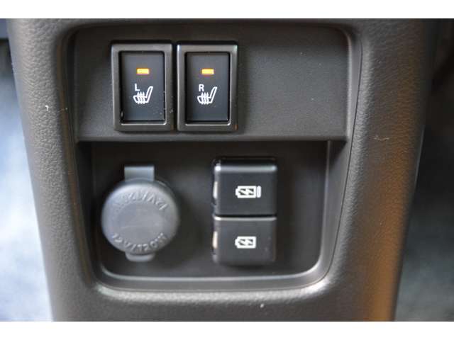 USB電源ソケット2個付き！運転席、助手席には座面が温かくなるシートヒーター付き！さらに、後席の足元に温風を送り込むリヤヒーターダクトも装備して、寒い日でも室内全体を暖かくキープします＾＾