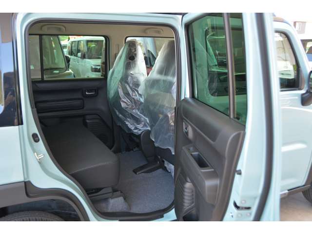 リアシートも足元ゆったりです！普通車より広いかも♪お問い合わせは079-280-1118、カーズカフェ　カーベル姫路東までお気軽にお電話ください＾＾