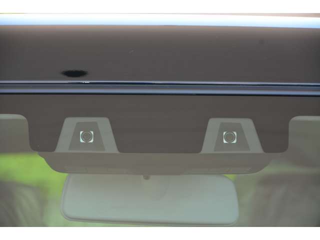 デュアルカメラブレーキサポート付き！フロントガラスに設置した「ステレオカメラ」が、先方の車や人を検知♪夜間の検知にも優れ、万一の危険を察知し、自動（衝突被害軽減）ブレーキなどで衝突回避をサポートします