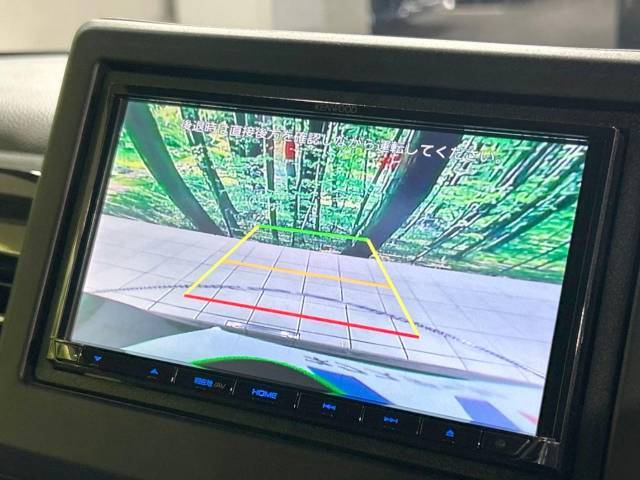 【バックカメラ】駐車時に後方がリアルタイム映像で確認できます。大型商業施設や立体駐車場での駐車時や、夜間のバック時に大活躍！運転スキルに関わらず、今や必須となった装備のひとつです！