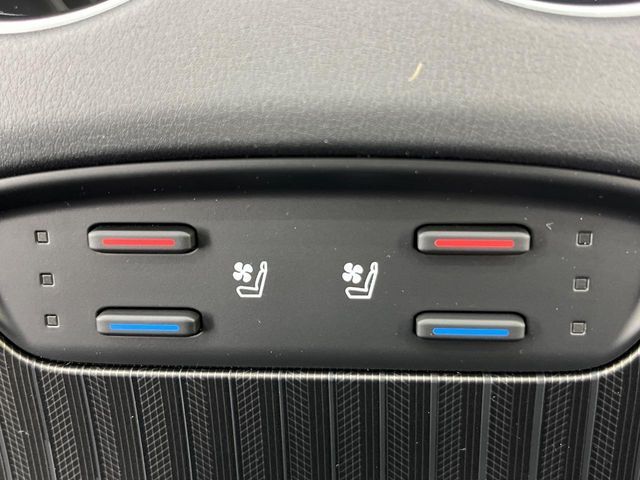 【シートベンチレーション】夏場は涼しい風でお尻や背中の熱やムレを防ぎ、冬はエアコンよりも早く温まってポカポカに！季節を問わず快適に過ごせます。