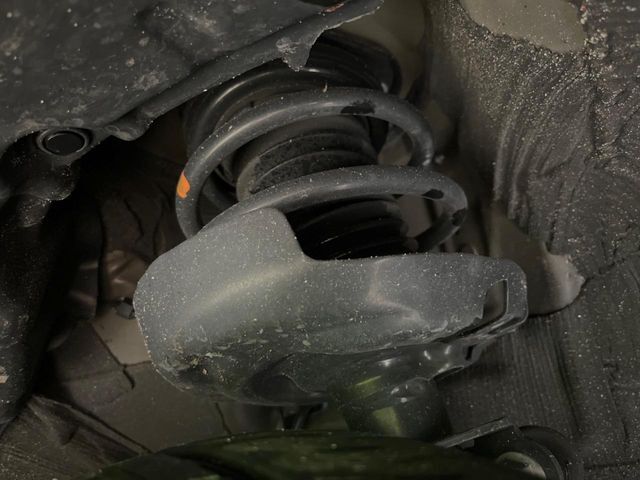 お車を安心してお乗りいただく為には、足回りの定期点検が欠かせません。サービスサポート（有償保証）では無料点検もご提供しており、安心のカーライフをお過ごしいただけるサポート体制が整っています。