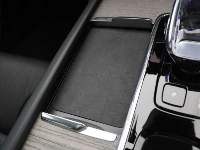 対応機種のスマートフォンを、トンネルコンソールの下のラバープレートに置いておくだけで充電可能。センターディスプレイの機能ビューを使用して、充電プレートのオンとオフを切り替えることができます。