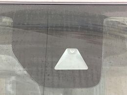 【インテリジェントエマージェンシーブレーキ】フロントカメラで前方の車両や歩行者を検知。衝突しそうな時は衝突被害軽減ブレーキが作動、衝突回避をサポート。より安全にドライブをお楽しみいただけます。