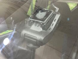 【前後ドライブレコーダー】安心・安全なカーライフに必須のドライブレコーダーを装備！走行中はもちろん、あおり運転や事故に遭遇した際の状況も映像で記録し、万一のリスクに備えます。