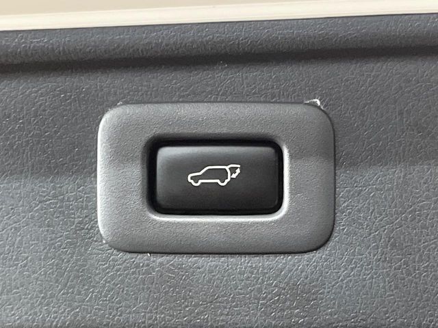 【パワーバックドア】スマートキーや運転席のボタンを押すだけでリアゲートが自動で開閉します！荷物を持っている時や、高い位置にあるバックドアを閉める際に便利な機能です♪