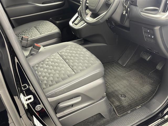 【フロアマット】車内を綺麗に保つのには必須のアイテムです。当店ではフカフカな新品マットも絶賛取り扱い中！ぜひご相談くださいませ。