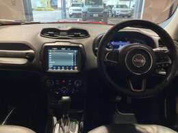 納車時のガラスコーティングはお勧めです。専門業者にて研磨作業を行い塗面を整えガラスコーティングを施工します。輝きが違います。