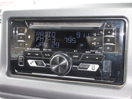 コペンに付いているケンウッドCDコンポ（CUK-W69D）はCDプレーヤー・AM/FMチューナー付です。お好みの音楽を聞きながらのドライブは楽しさ倍増ですね！