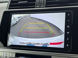 【バックカメラ】駐車時に後方がリアルタイム映像で確認できます。大型商業施設や立体駐車場での駐車時や、夜間のバック時に大活躍！運転スキルに関わらず、今や必須となった装備のひとつです！
