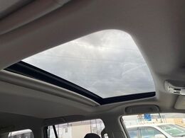 【サンルーフ】開放感たっぷりの希少装備、サンルーフが装着されています！車内に明かりを取り入れたり景色を楽しむ以外にも、車内の空気も簡単に換気できて快適です！