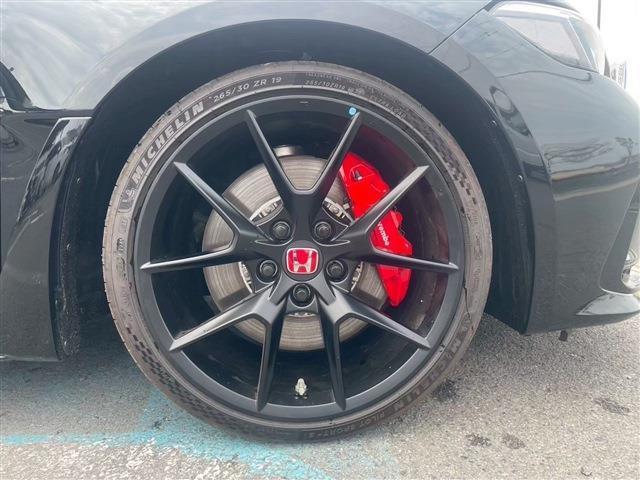 お車のご購入が初めての方も安心☆当店のスタッフは、わかりやすく、丁寧な説明を心がけておりますのでお客様のお車購入のサポートをさせて頂きます！！