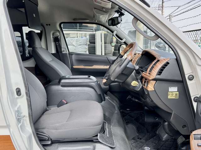 装備：2列目可動式フルフラットシート/　荷室2段ベットキット/フリップダウンモニター/リアヒーター/クーラー/インバーター/2列目ISOFIX対応/カロッツエリアスピーカー/アルパインナビ/ETC