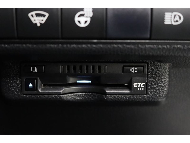 スッキリ装着されたビルトインタイプのETC！高速道路走行の料金所をノンストップで通過できます。※ ETCカードのお申し込みも当社にお任せ下さい！