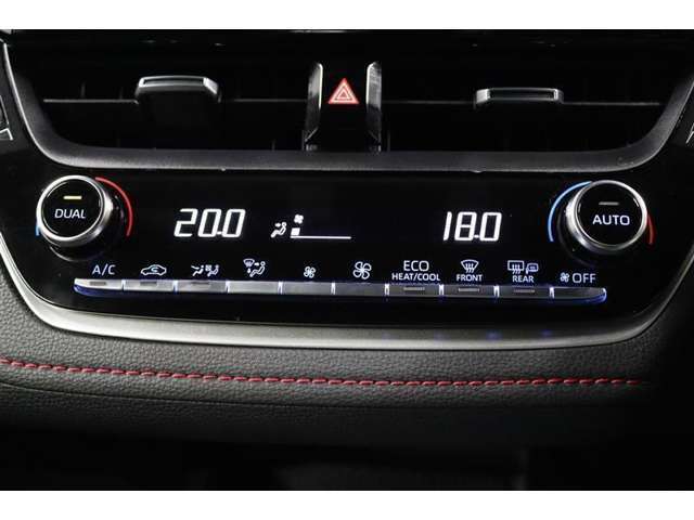 運転席と助手席、それぞれ温度調節ができ、オールシーズン快適なオートエアコンとなっております！