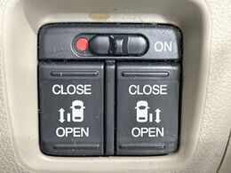 【両側パワースライドドア】スマートキーや運転席のスイッチで後席両側スライドドアの開閉が可能♪電動だから力を入れてドアを開ける必要が無く、小さなお子様でも簡単に開け閉めでき快適です♪